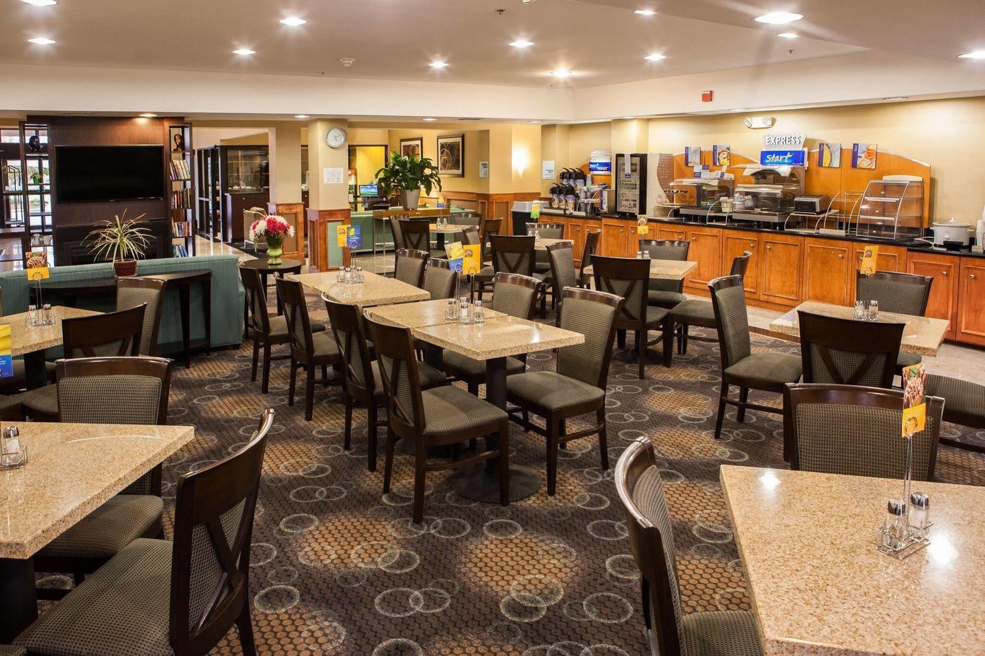 Holiday Inn Express Hotel & Suites Canton By Ihg מראה חיצוני תמונה